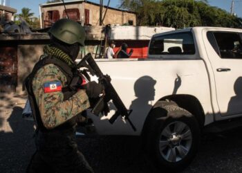 Ejército de EEUU evacua por aire a personal de su embajada en Haití (Video)