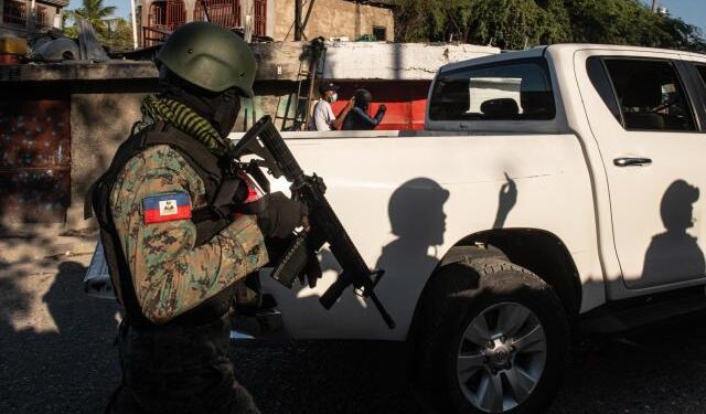 Ejército de EEUU evacua por aire a personal de su embajada en Haití (Video)