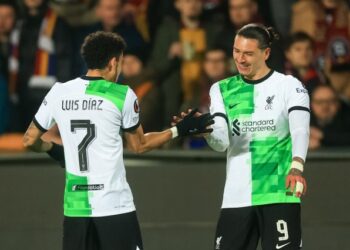 Combinación latinoamericana del Liverpool lo dejó con pie y medio en los cuartos de la Europa League