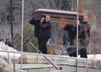 El féretro con los restos de Alexéi Navalni llega a la iglesia de Moscú para el funeral (Video)