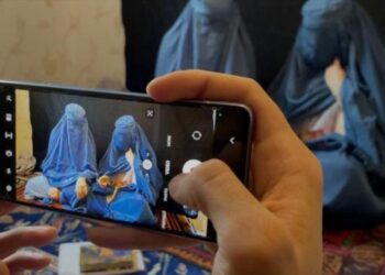 Las hermanas afganas que desafían al Talibán cantando debajo de la burka