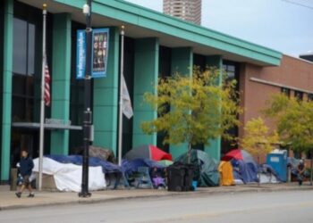 “Una tormenta perfecta”: venezolanos enfrentan barreras legales y límite de 60 días en refugios de Chicago