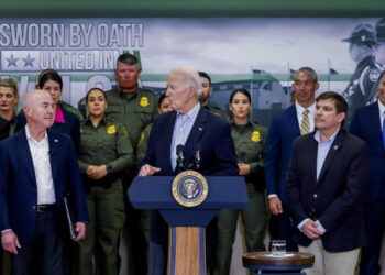 La administración de Biden ha expulsado a más migrantes que la de Trump, según Mayorkas