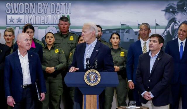 La administración de Biden ha expulsado a más migrantes que la de Trump, según Mayorkas