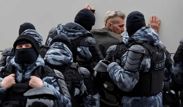 Fuerzas de Putin detuvieron a más de 100 personas que participaron en funeral de Navalni