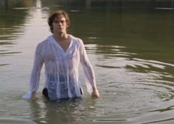 Subastan la “camisa mojada” que Colin Firth usó en “Orgullo y Prejuicio”