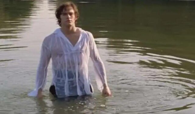 Subastan la “camisa mojada” que Colin Firth usó en “Orgullo y Prejuicio”