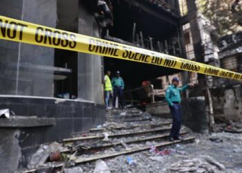 Elevan a 44 muertos las víctimas de un incendio en un edificio comercial en Bangladesh