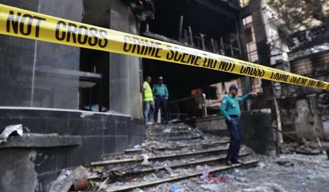 Elevan a 44 muertos las víctimas de un incendio en un edificio comercial en Bangladesh