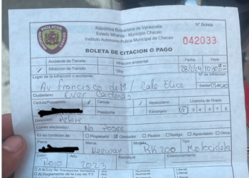 TODO MAL: Conductor irresponsable se comió una luz en Chacao… y la multa le salió EN EUROS