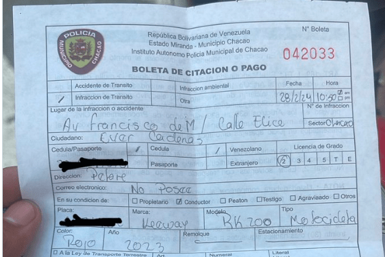 TODO MAL: Conductor irresponsable se comió una luz en Chacao… y la multa le salió EN EUROS