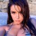 Demi Rose enloquece a sus fans posando en el mar con vestido semitransparente