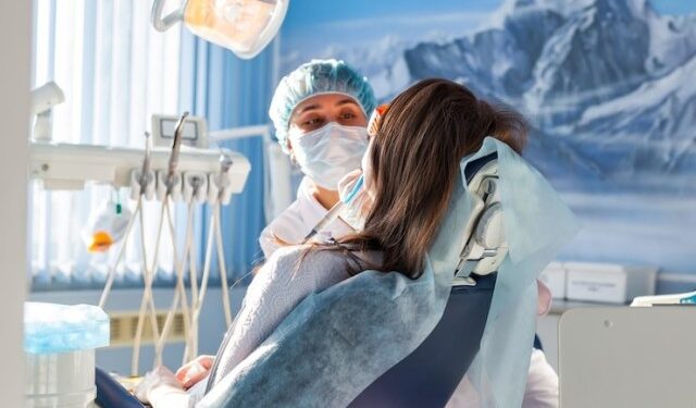 VIRAL: Ayudó a su amiga odontóloga con una prueba y terminó de la peor manera (VIDEO)