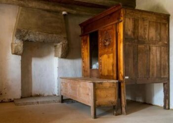 Las razones por las que la gente de la Edad Media dormía en extraños armarios de madera