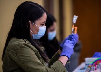 Estudio avala eficacia y seguridad de vacunar conjuntamente contra el Covid y la gripe