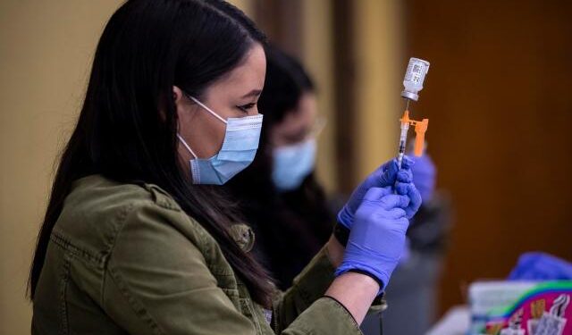 Estudio avala eficacia y seguridad de vacunar conjuntamente contra el Covid y la gripe