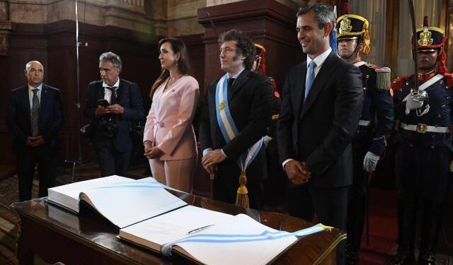 Milei anunció que cerrará la agencia de noticias argentina Télam