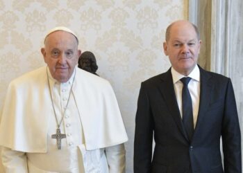 El divertido regalo que le hizo el canciller alemán al papa Francisco (FOTO)
