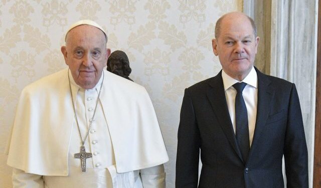 El divertido regalo que le hizo el canciller alemán al papa Francisco (FOTO)