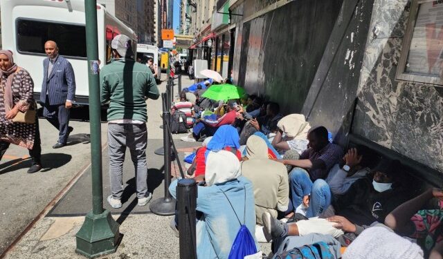 Empresarios y activistas piden que Biden amplíe los permisos de trabajo para migrantes