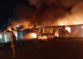 Migrantes irregulares vandalizan estación de recepción en la selva del Darién