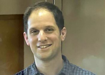 Periodista estadounidense cumple un año encarcelado en Rusia