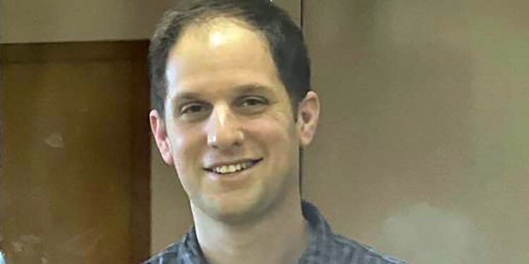 Periodista estadounidense cumple un año encarcelado en Rusia