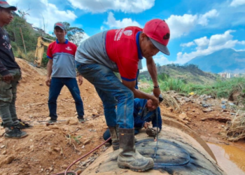 Hidrocapital continúa trabajos en El Encantado tras rotura de tubería del Sistema Tuy II este #9Mar