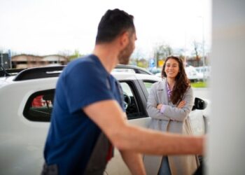 Invitó a su casa a bombero de estación de servicio que le pareció lindo y lo tuvo que echar (VIDEO)