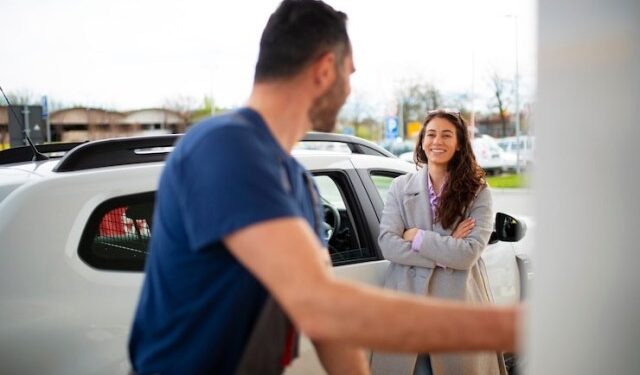 Invitó a su casa a bombero de estación de servicio que le pareció lindo y lo tuvo que echar (VIDEO)