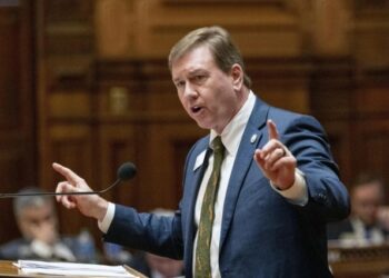 Cámara baja de Georgia aprueba iniciativa que obliga a la policía a ayudar a detener migrantes