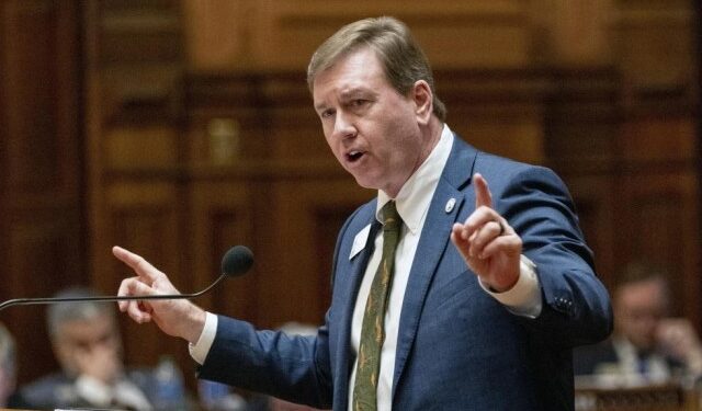 Cámara baja de Georgia aprueba iniciativa que obliga a la policía a ayudar a detener migrantes