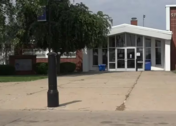 Una profesora de 50 años de Ohio renunció luego de que descubrieran su OnlyFans: “Soy de las mejores maestras”