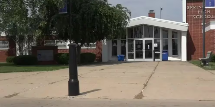 Una profesora de 50 años de Ohio renunció luego de que descubrieran su OnlyFans: “Soy de las mejores maestras”