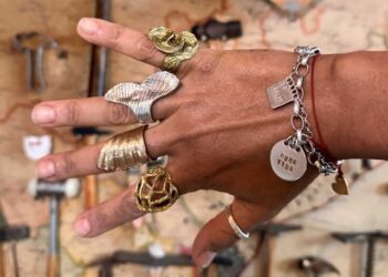 Joyas de la artista venezolana Isabel Herrera se exhiben en Casa País