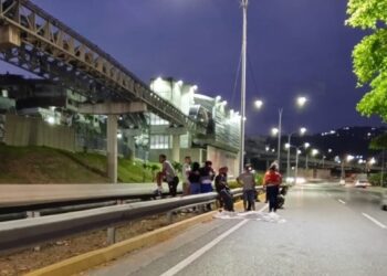 Murió un hombre tras ser arrollado mientras cruzaba la autopista a la altura de La Urbina este #2Mar