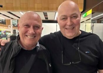 “Fue una locura”: se sentó al lado de su “doble” en un avión y descubrió algo que lo dejó atónito