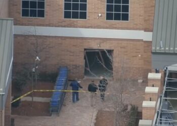 Camioneta se estrelló contra un Walmart en Detroit y dejó cinco personas heridas (VIDEO)