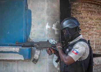 Militares de EEUU evacuan a parte del personal de su embajada de Haití