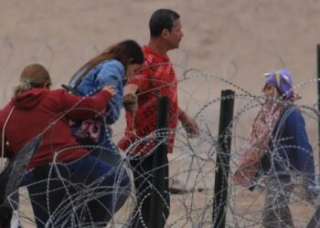 Texas elevó su cerco de púas a tres metros, según denuncian migrantes en la frontera