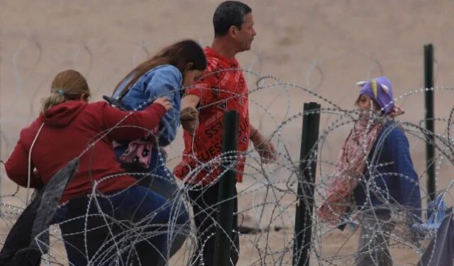Texas elevó su cerco de púas a tres metros, según denuncian migrantes en la frontera