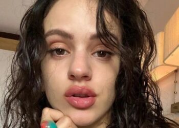 Rosalía se mostró con un cuchillo en la mano y llorando desconsoladamente: la FOTO que preocupó a sus fans