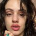 Rosalía se mostró con un cuchillo en la mano y llorando desconsoladamente: la FOTO que preocupó a sus fans