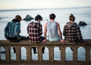 El estrés parental aumenta riesgo de autolesiones en adolescentes, reveló un estudio