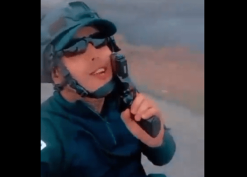 “Paco salsero” se viraliza tras grabarse paseando en moto y jugando con su pistola (VIDEO)