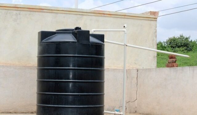 VIDEO: Se llevó una sorpresa al hallar a un hombre desnudo en el tanque de agua de su casa