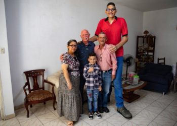 El hombre con los pies más grandes del mundo es venezolano y estrena zapatos