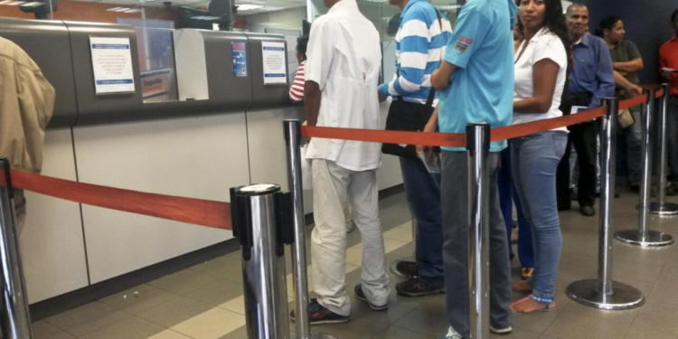 Bancos en Venezuela ofrecen servicio de entrega de dólares en taquilla con estos requisitos