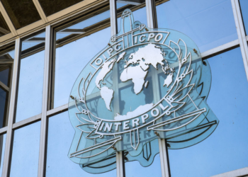 La Interpol ha emitido una alerta roja para la detención de dos sospechosos en relación con el asesinato del teniente venezolano Ronald Ojeda, según anunció la ministra de Relaciones Exteriores de Chile, Gloria de la Fuente.