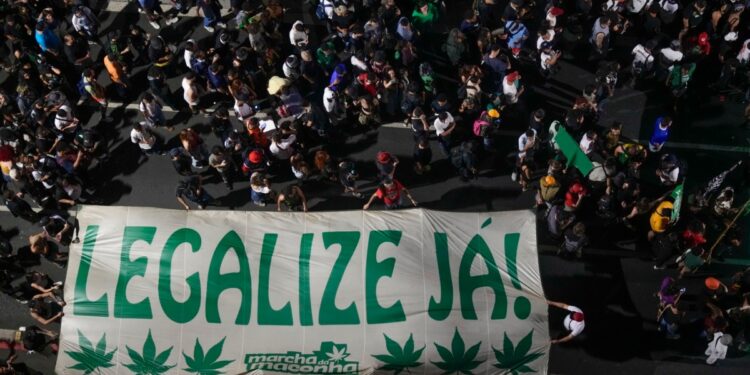 Supremo Tribunal de Brasil aprueba despenalizar posesión de marihuana para uso personal